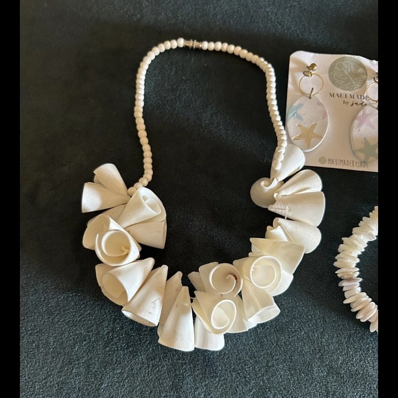 FINAL CLEARANCE VINTAGE (3) PUKA SHELL/MOTHER OF PEARL NECKLACES/PAIR EARRINGS - Picture 3 of 13